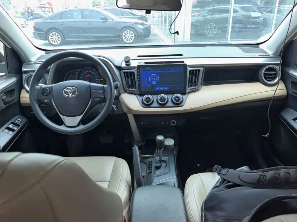Toyota RAV4 — миниатюра 10