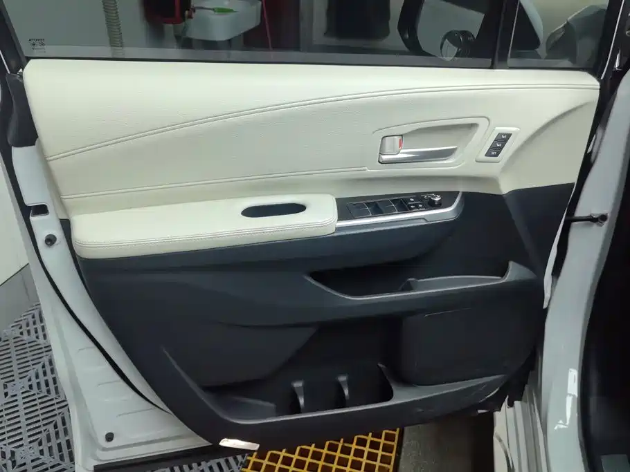 Toyota Granvia — миниатюра 7