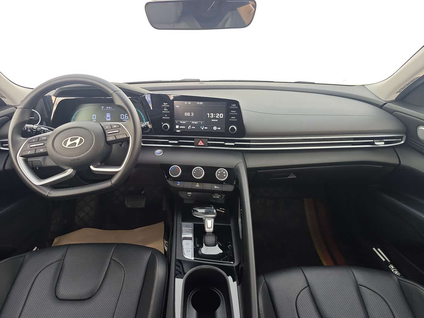 Hyundai Elantra 1.5 л 2024 г. Голубой, пробег 10300 км