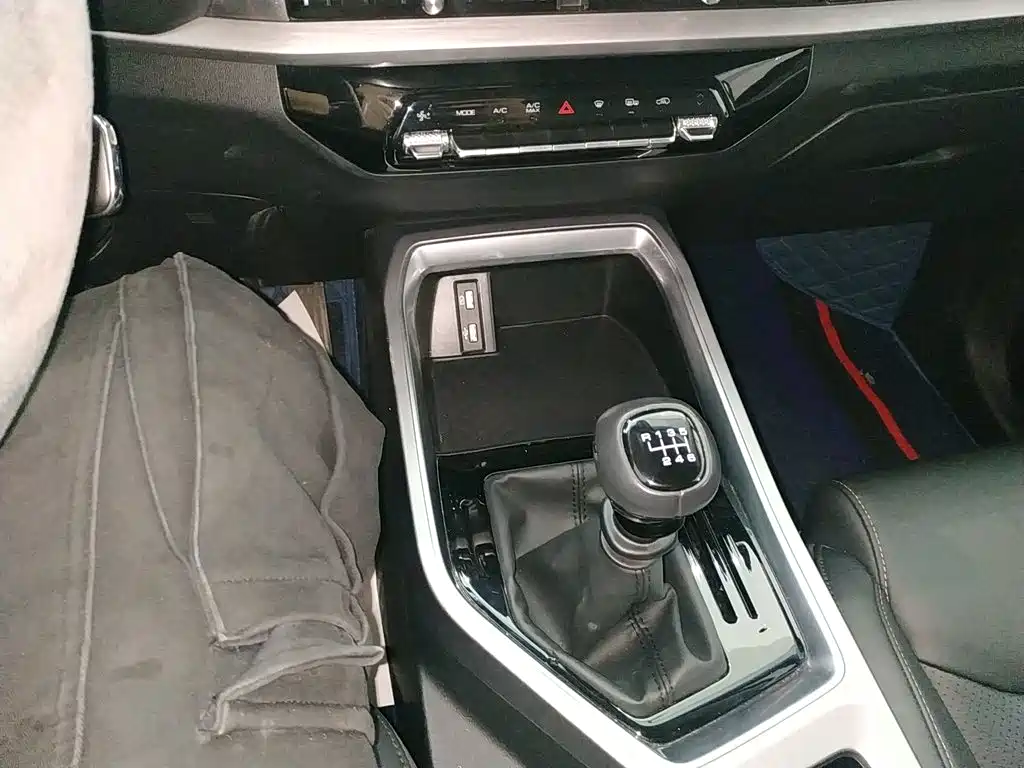 Wuling Jiachen 2022 1.5L MT Comfort