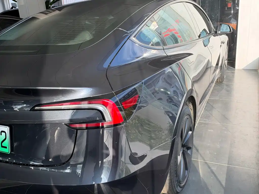 Tesla Model 3 — миниатюра 3