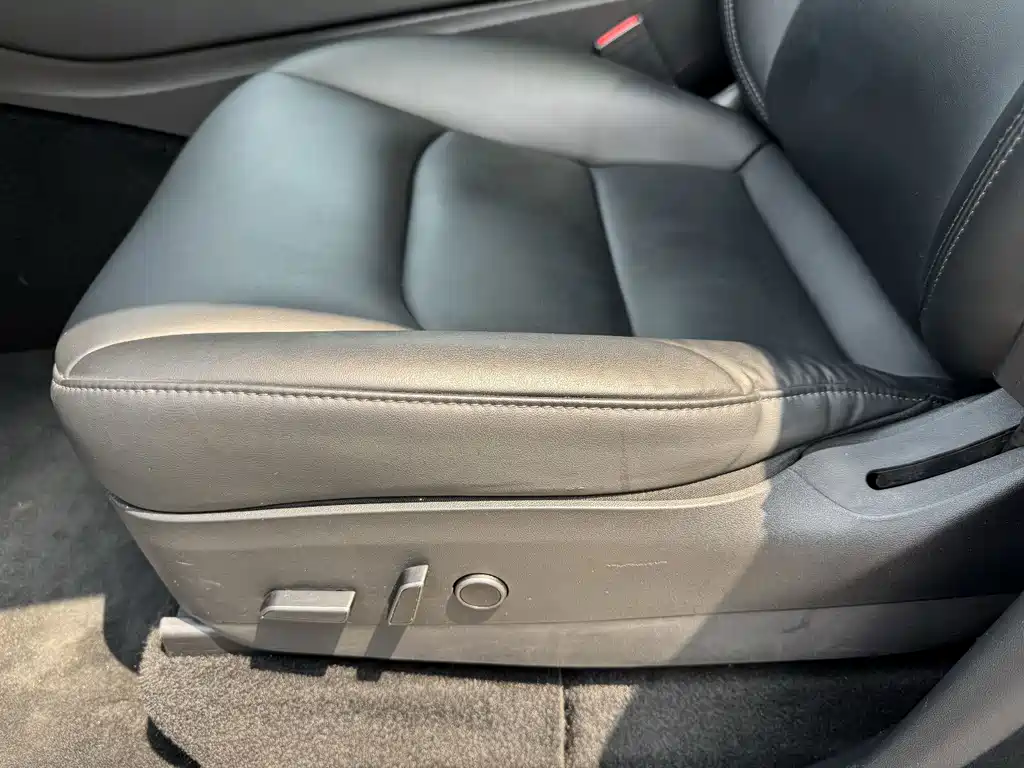 Tesla Model Y — миниатюра 24