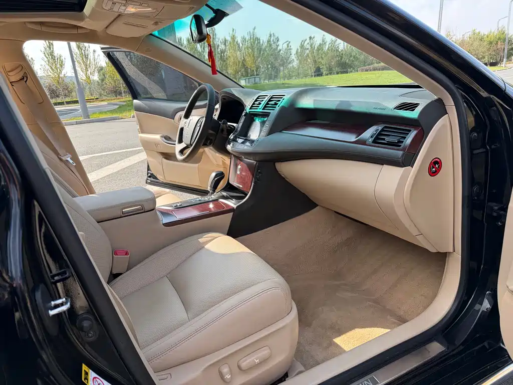 Toyota Crown — миниатюра 14