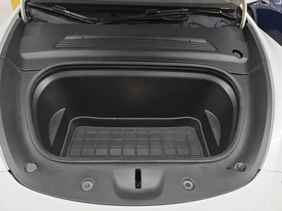 Tesla Model Y — миниатюра 10