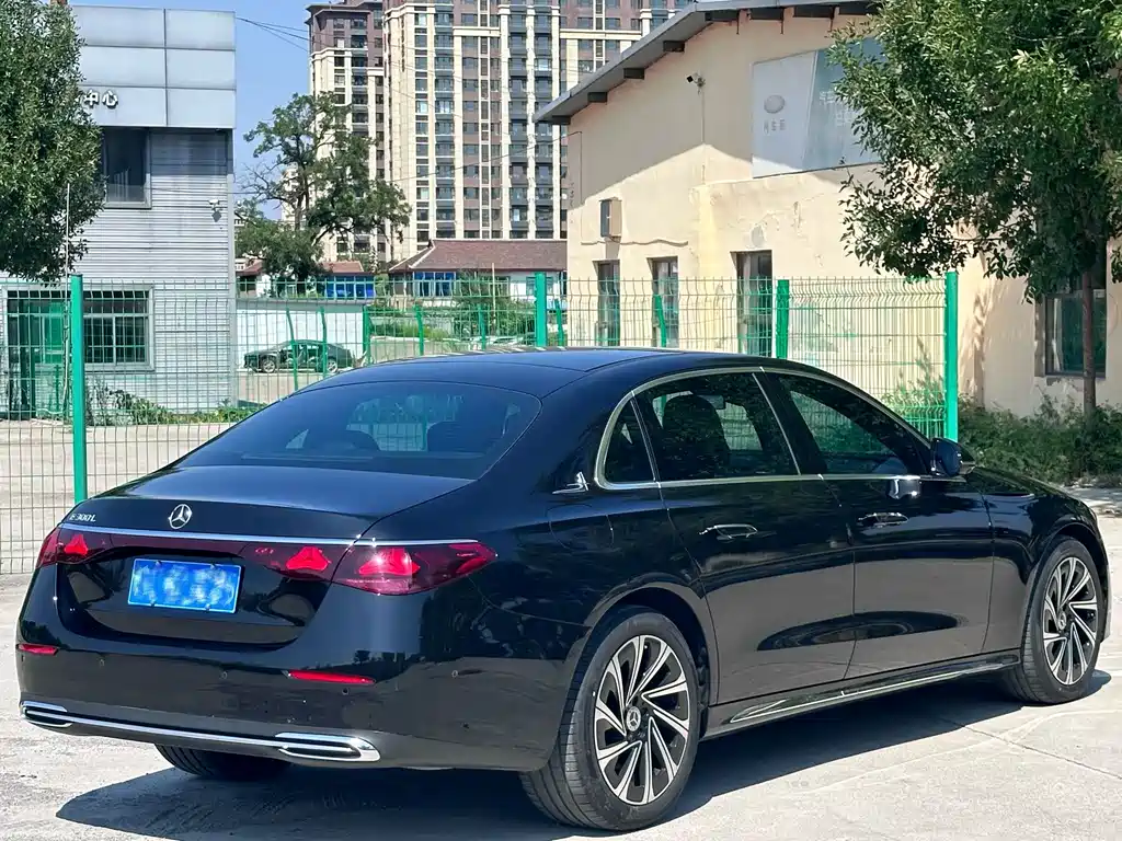 Mercedes-Benz E-Class — миниатюра 9