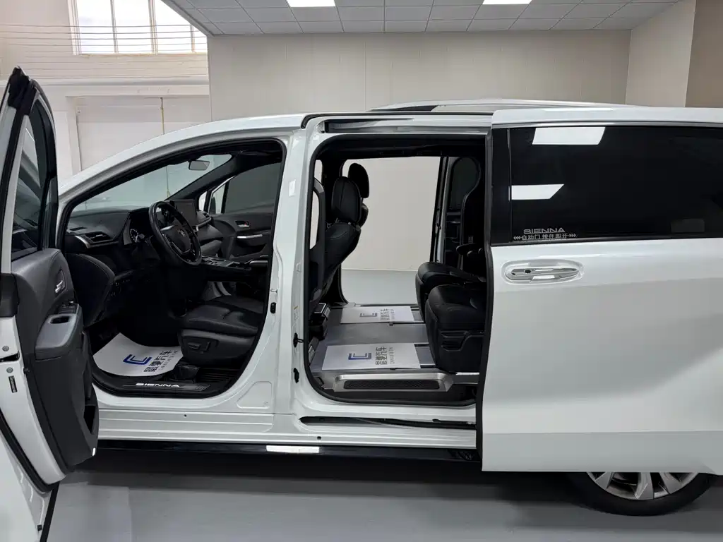 TOYOTA SIENNA
