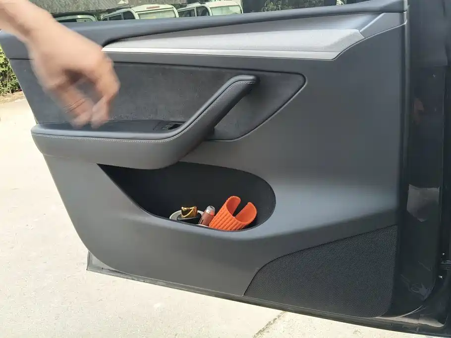 Tesla Model Y — миниатюра 7