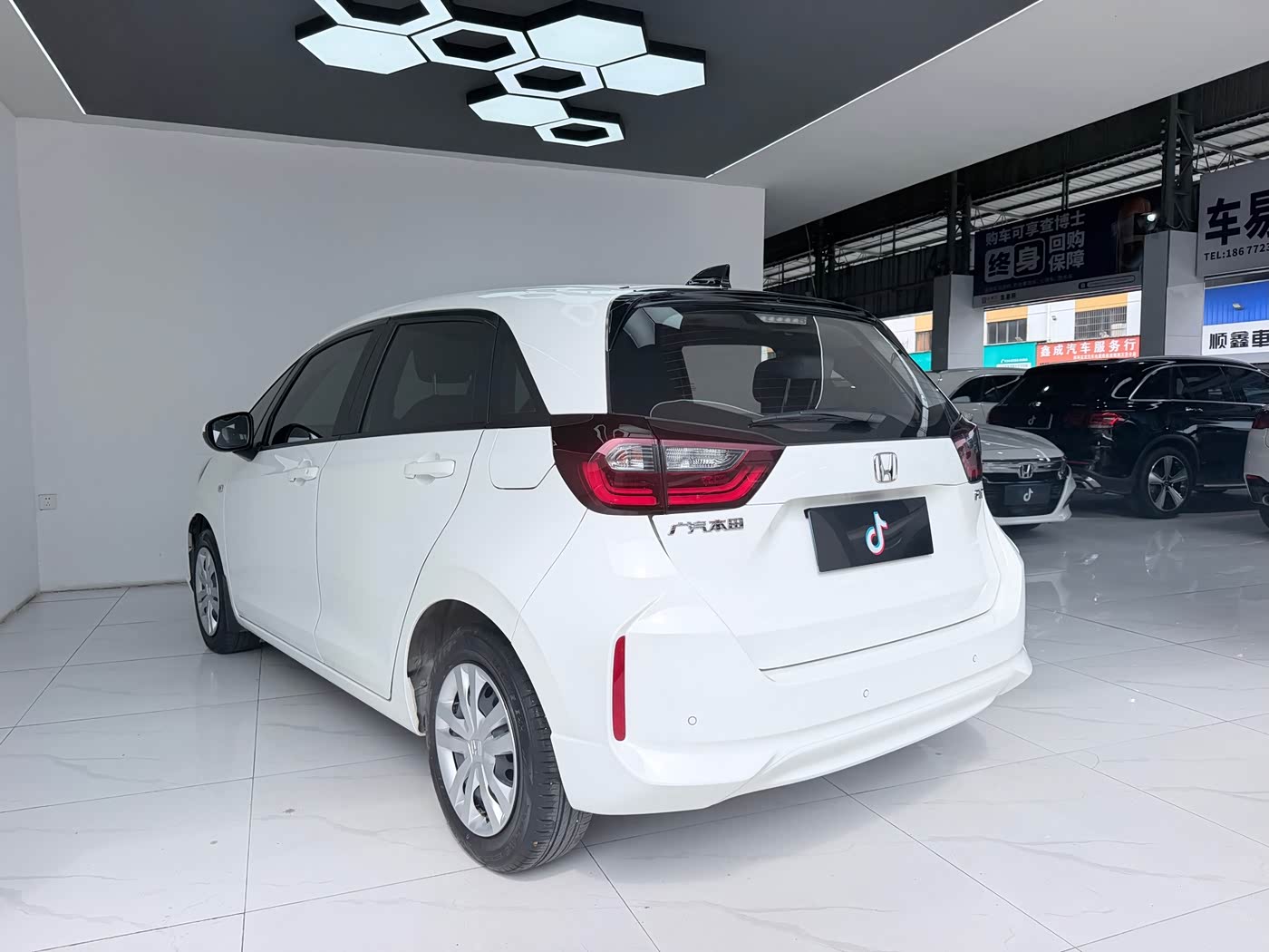 Honda Fit 1.5 л 2022 г. Белый, пробег 26000 км