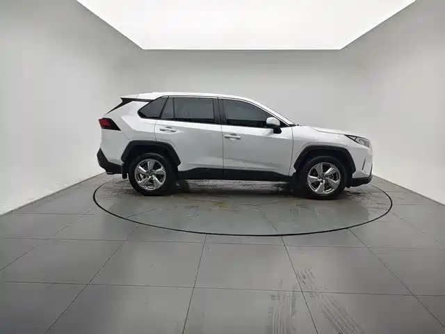 Toyota RAV4 — миниатюра 6