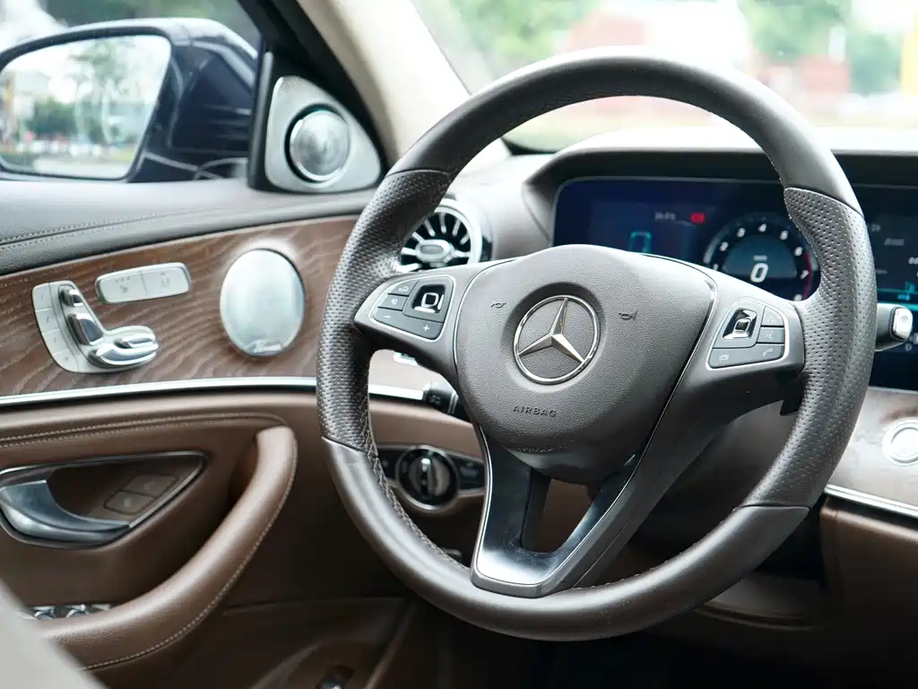 Mercedes-Benz E-Class — миниатюра 6