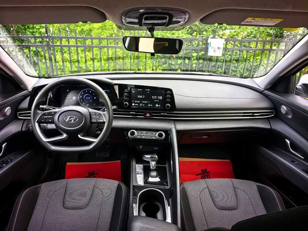 Hyundai Elantra 1.5 л 2023 г. Белый, пробег 40000 км