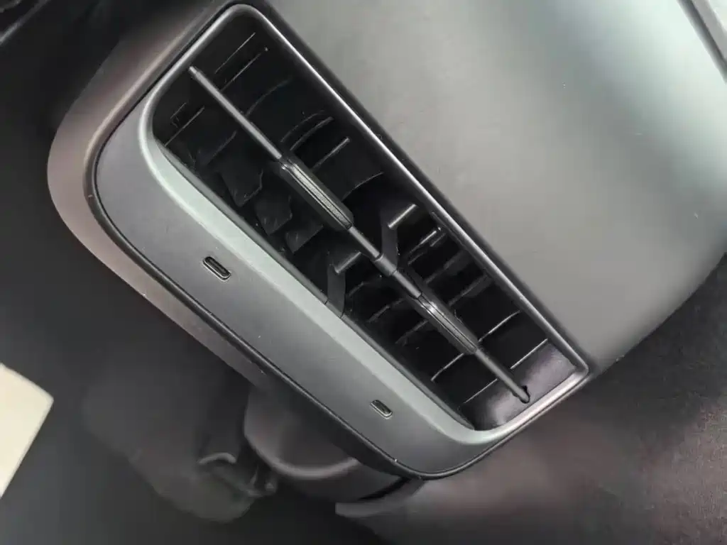 Tesla Model Y — миниатюра 20