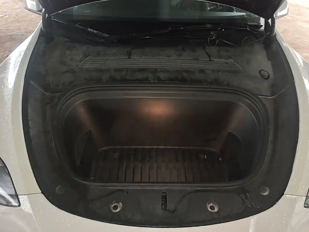 Tesla Model Y — миниатюра 25