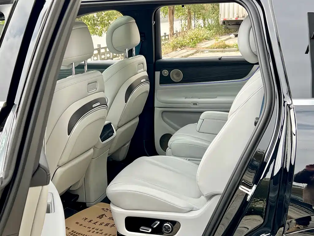 AITO ASK THE WORLD M9