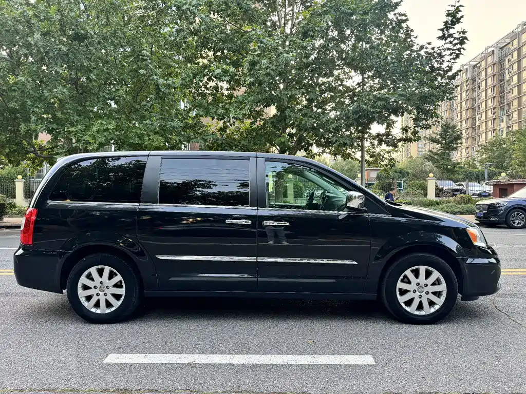 Chrysler Grand Voyager (Import) — миниатюра 4
