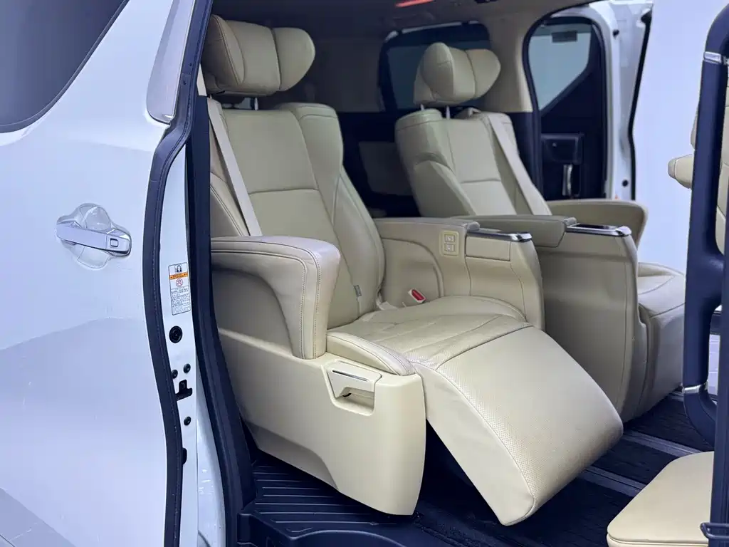 Toyota Alphard — миниатюра 11