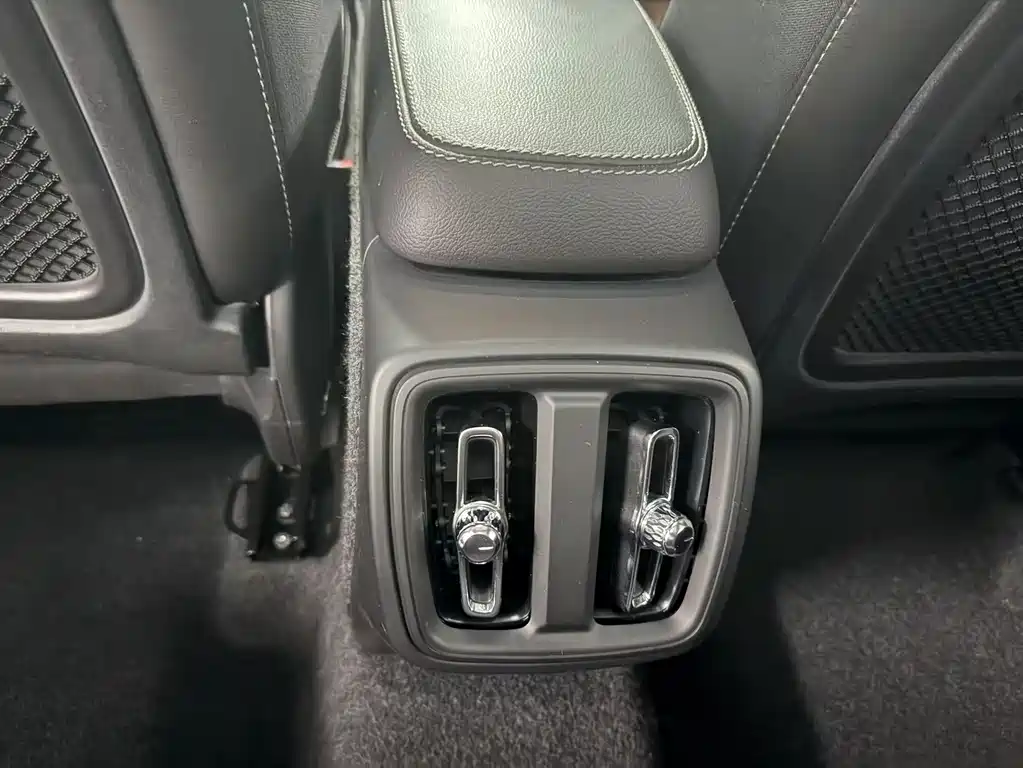 Volvo XC40 — миниатюра 11