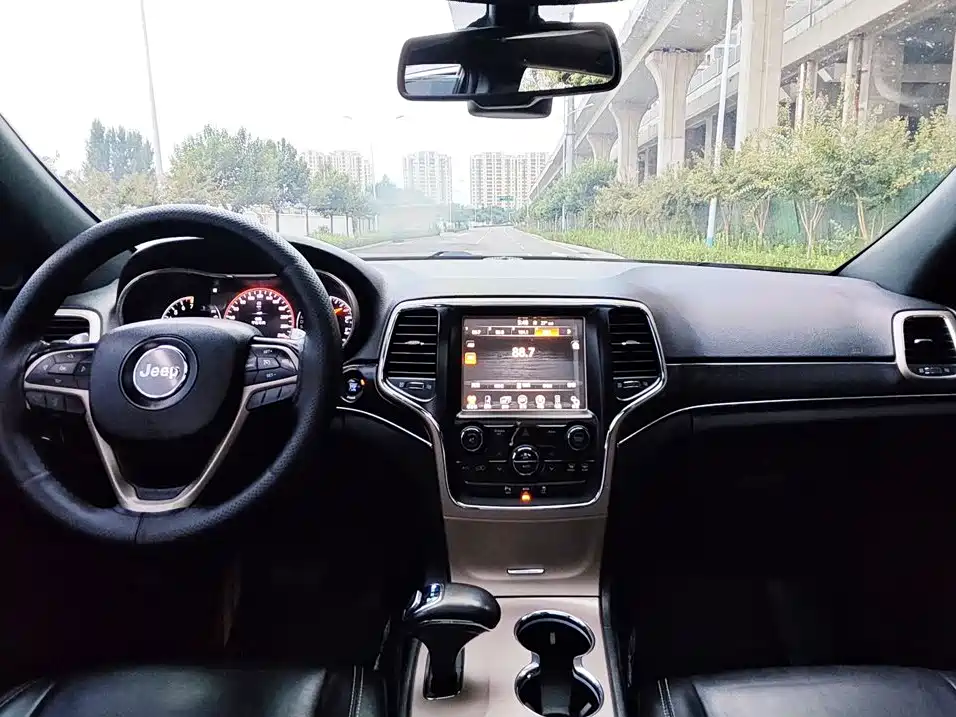 Jeep Grand Cherokee (Import) — миниатюра 5