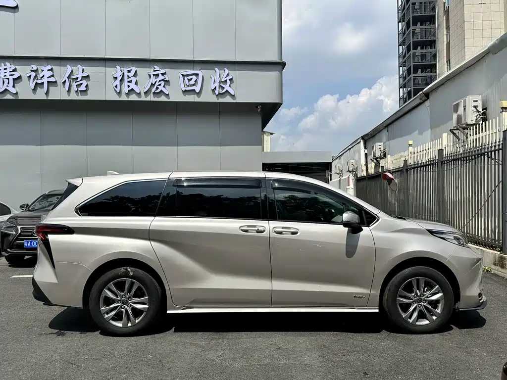 Toyota Sienna — миниатюра 8