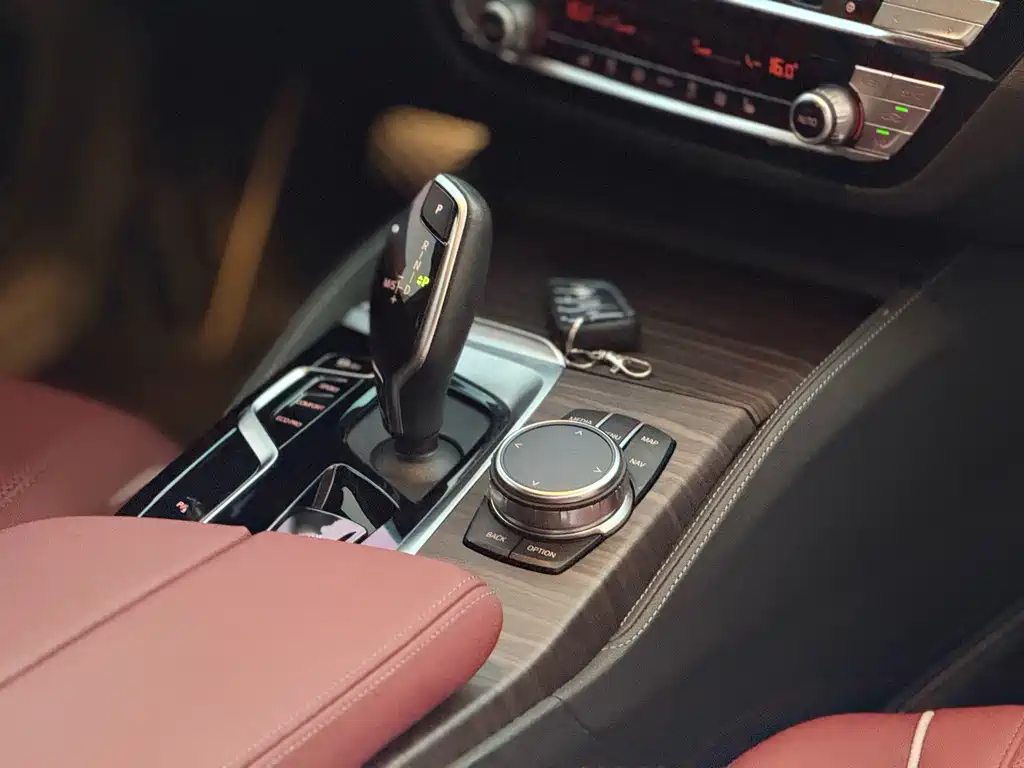 BMW 5 Series — миниатюра 10