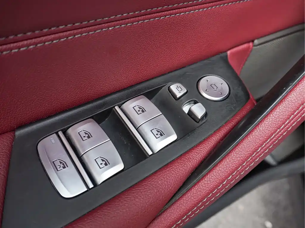 BMW 5 Series — миниатюра 10