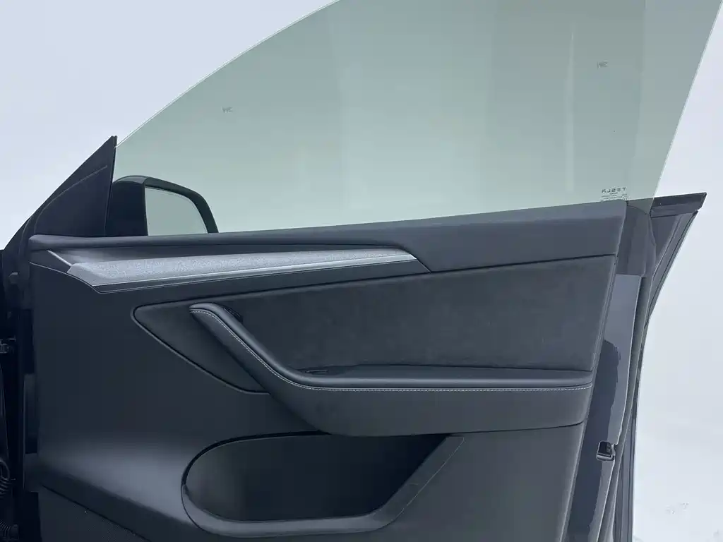 Tesla Model Y — миниатюра 18