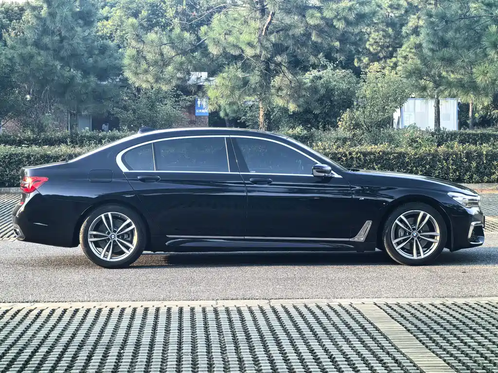 BMW 7 Series — миниатюра 34