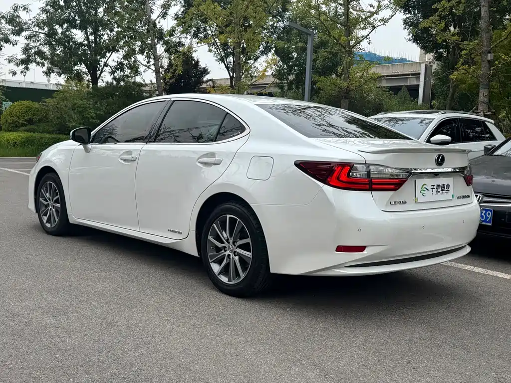 Lexus ES — миниатюра 16