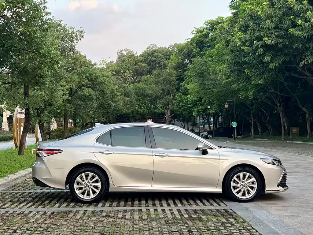 Toyota Camry — миниатюра 7