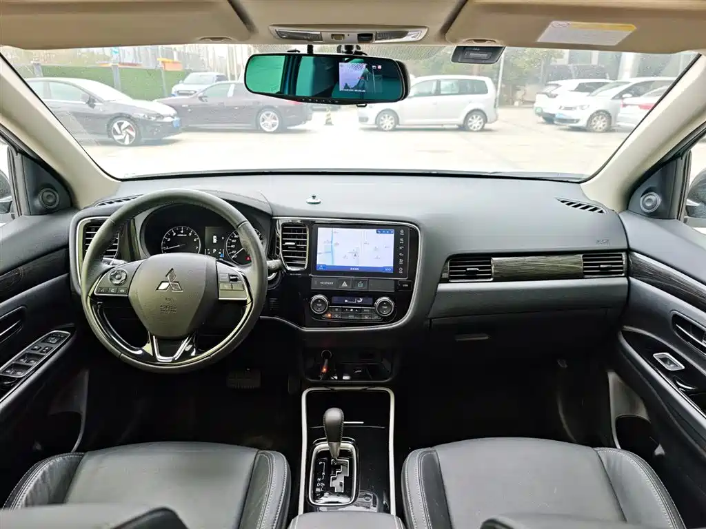 MITSUBISHI OUTLANDER