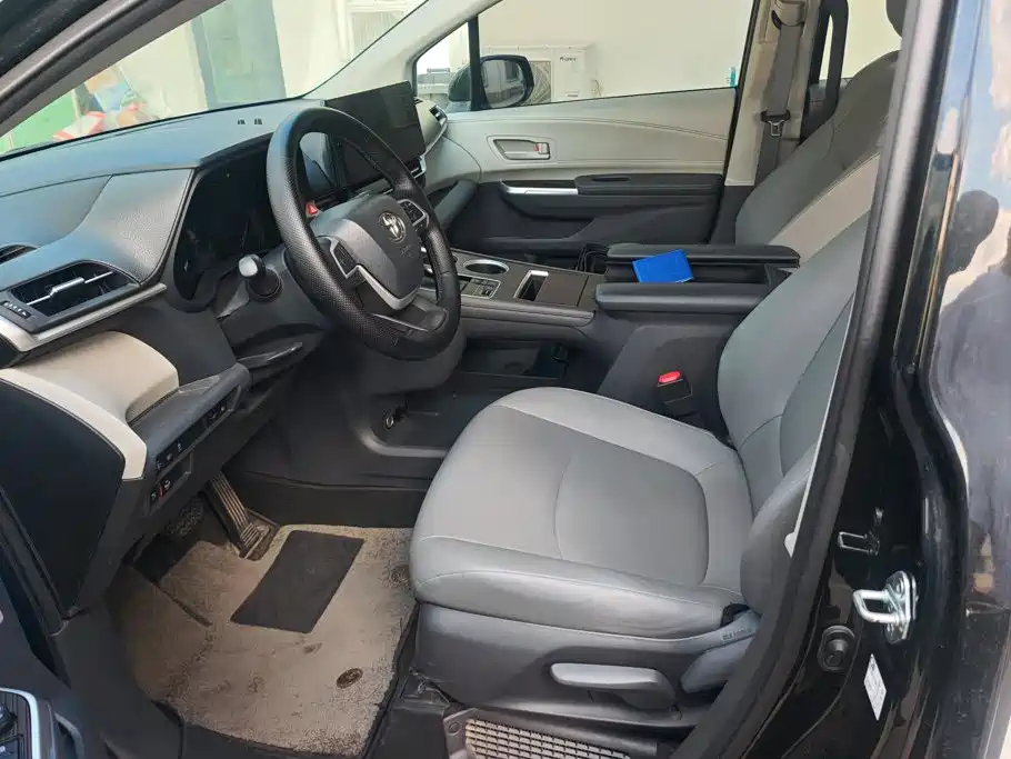 Toyota Granvia — миниатюра 9