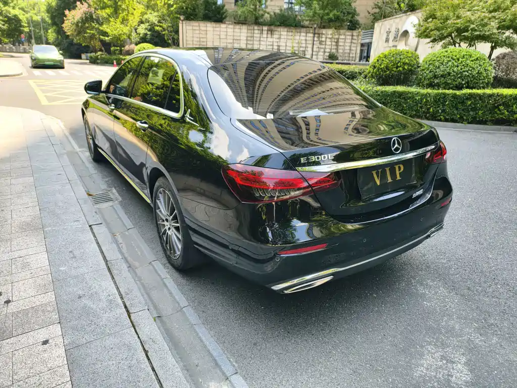 Mercedes-Benz E-Class — миниатюра 7