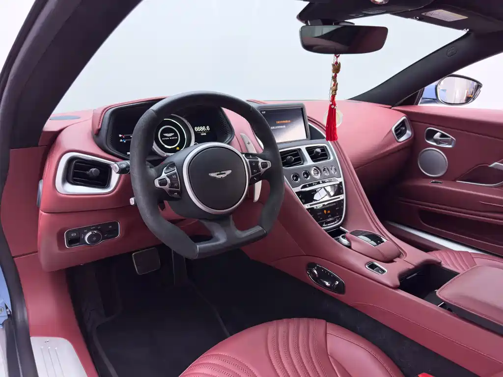 Aston Martin DB11 — миниатюра 17