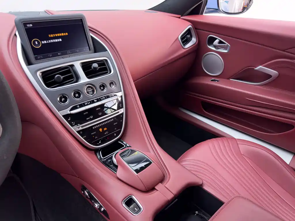 Aston Martin DB11 — миниатюра 23