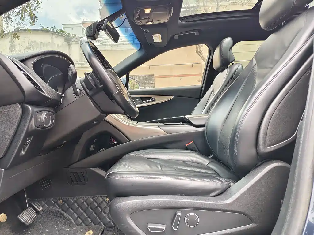 LINCOLN NAVIGATOR (IMPORT)