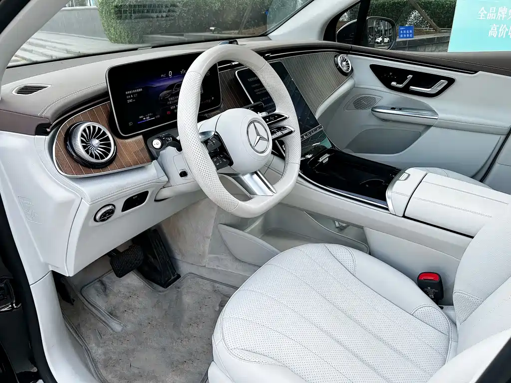 Mercedes-Benz EQE SUV — миниатюра 10