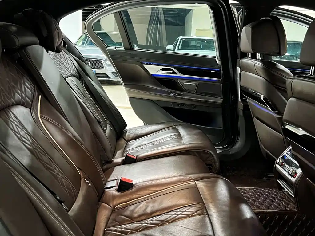 BMW 7 Series — миниатюра 6