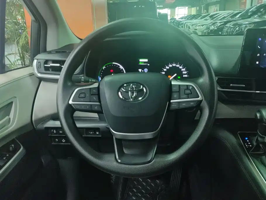 Toyota Granvia — миниатюра 15