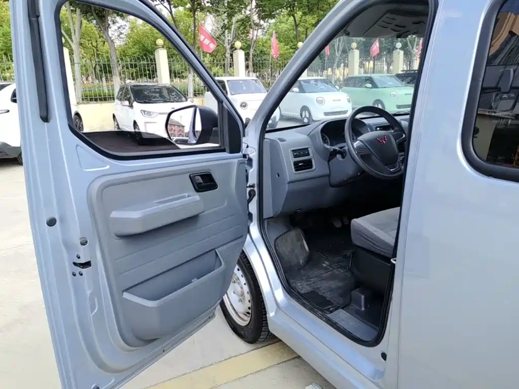 Wuling Yangguang — миниатюра 16