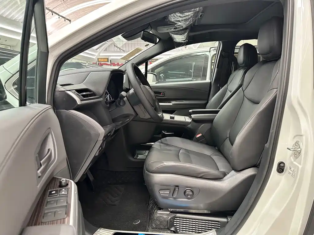 Toyota Granvia — миниатюра 15