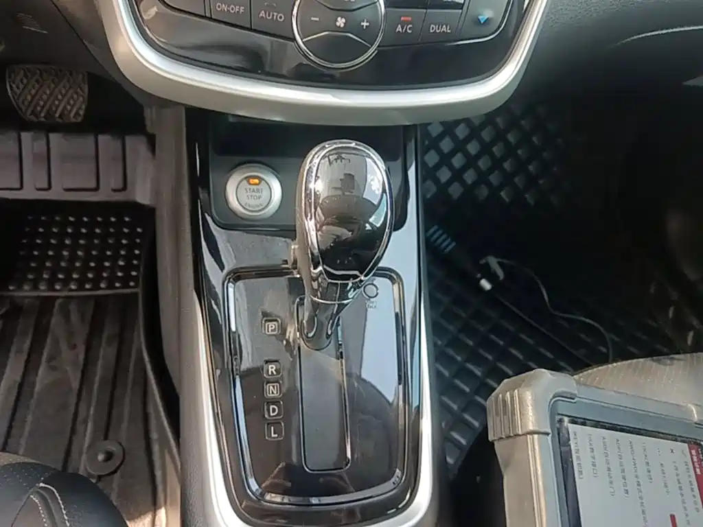 Nissan Tiida — миниатюра 14