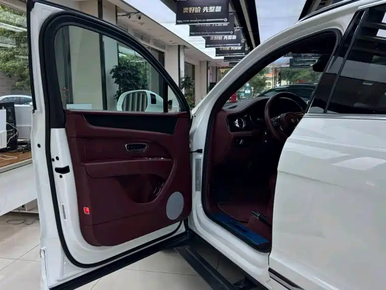 Bentley Bentayga — миниатюра 7