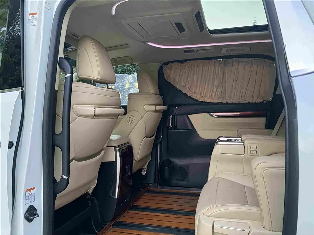 Toyota Alphard — миниатюра 7