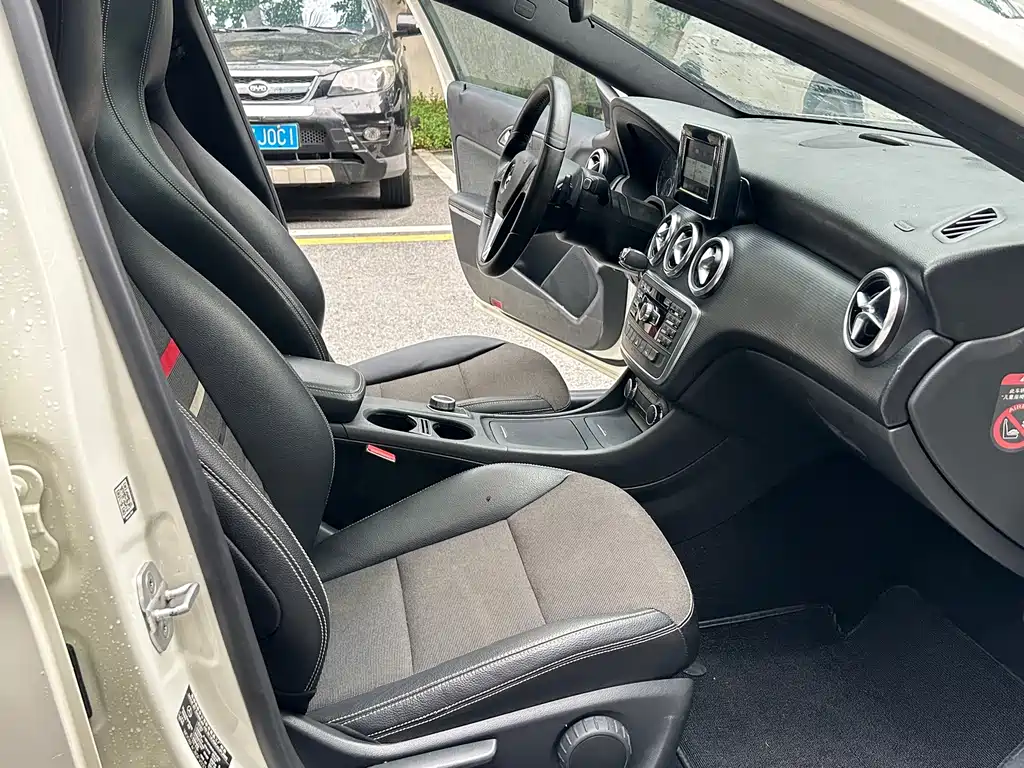 Mercedes-Benz A-Class (Import) — миниатюра 12