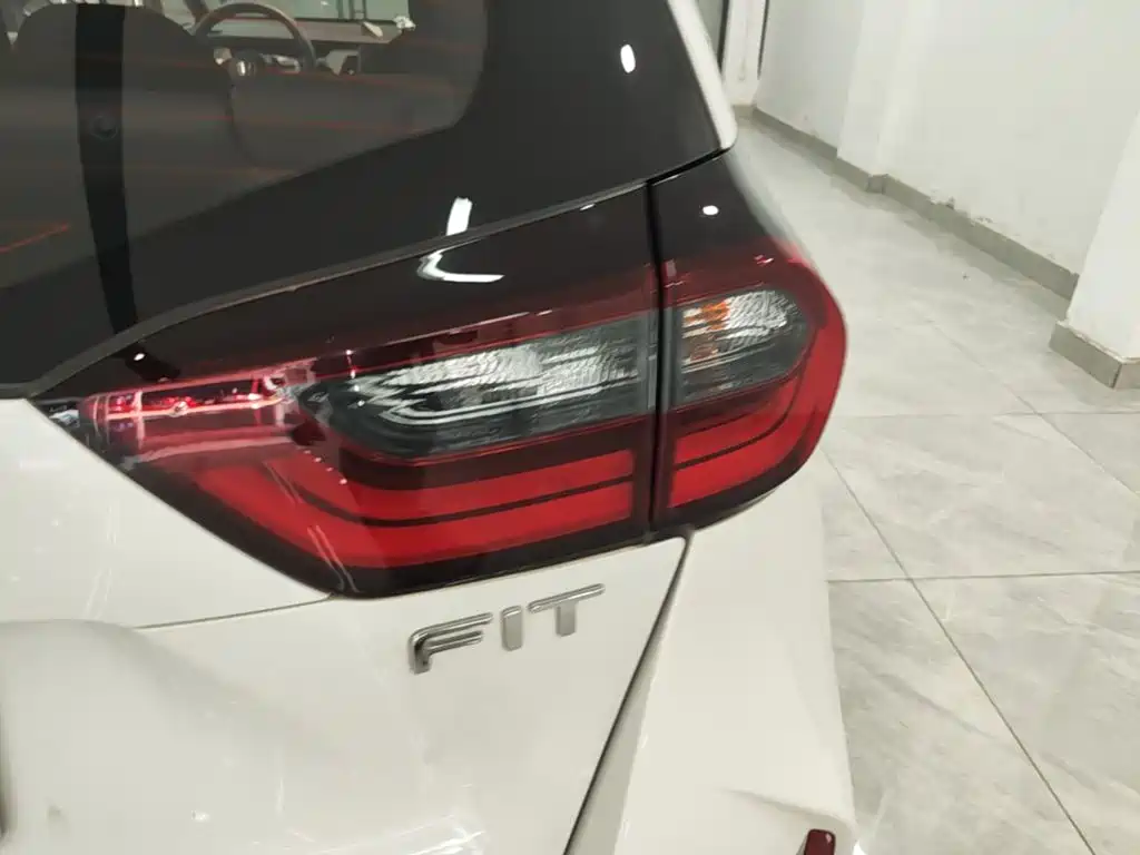 Honda Fit — миниатюра 8