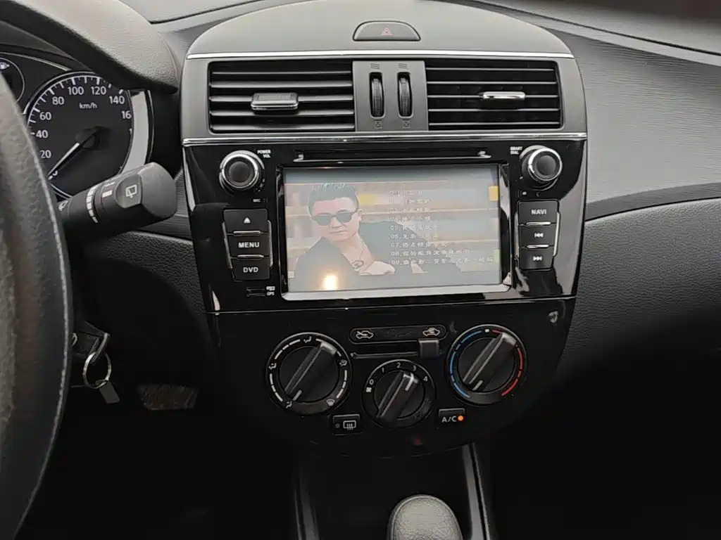 Nissan Tiida — миниатюра 13