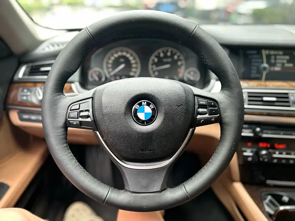 BMW 7 Series — миниатюра 9