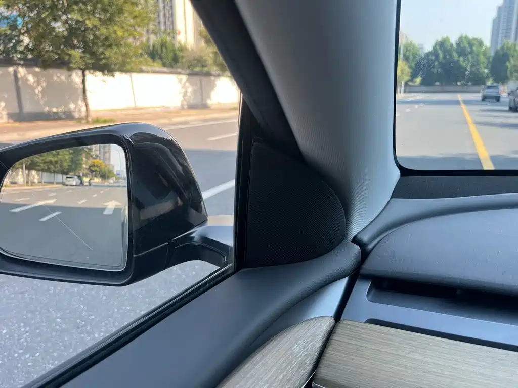 Tesla Model Y — миниатюра 14
