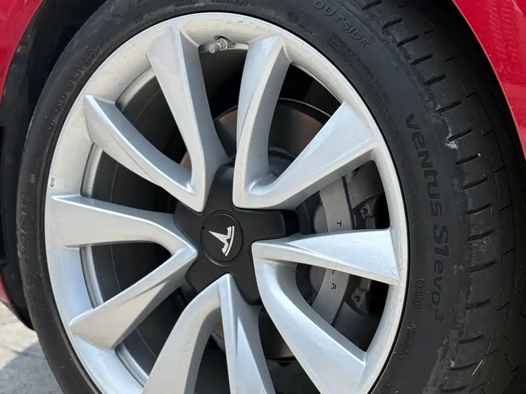 Tesla Model 3 — миниатюра 10