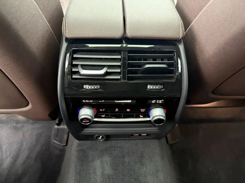 BMW 5 Series — миниатюра 8